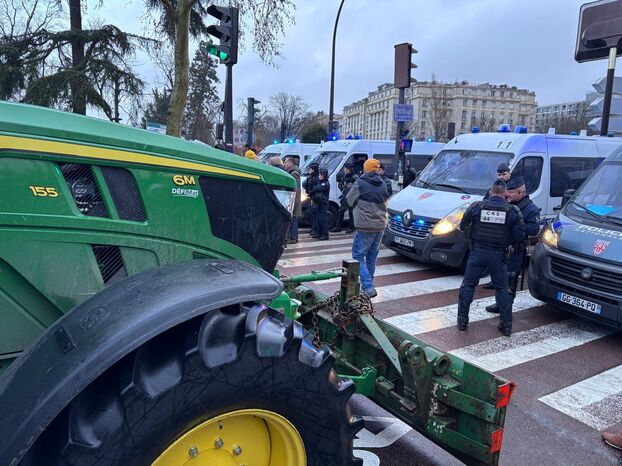 Γαλλία: Τρακτέρ κατακλύζουν τον Πύργο του Άιφελ και την Αψίδα του Θριάμβου – «Δεν φεύγουμε αν δεν μας ακούσουν», δηλώνουν οι αγρότες 4 Γαλλία: Τρακτέρ κατακλύζουν τον Πύργο του Άιφελ και την Αψίδα του Θριάμβου – «Δεν φεύγουμε αν δεν μας ακούσουν», δηλώνουν οι αγρότες