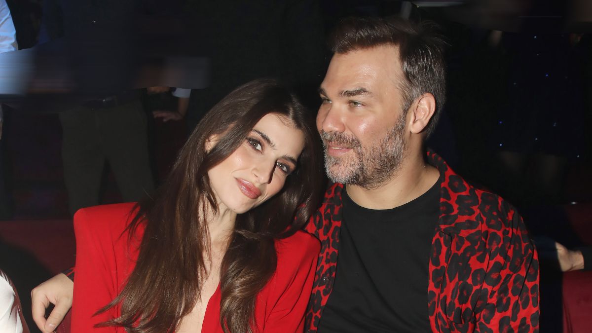 Ιωάννα Σαρρή: Με εντυπωσιακό κόκκινο φόρεμα στο NOX – Δίπλα της ο Γιώργος Σαμπάνης (Φωτογραφίες)