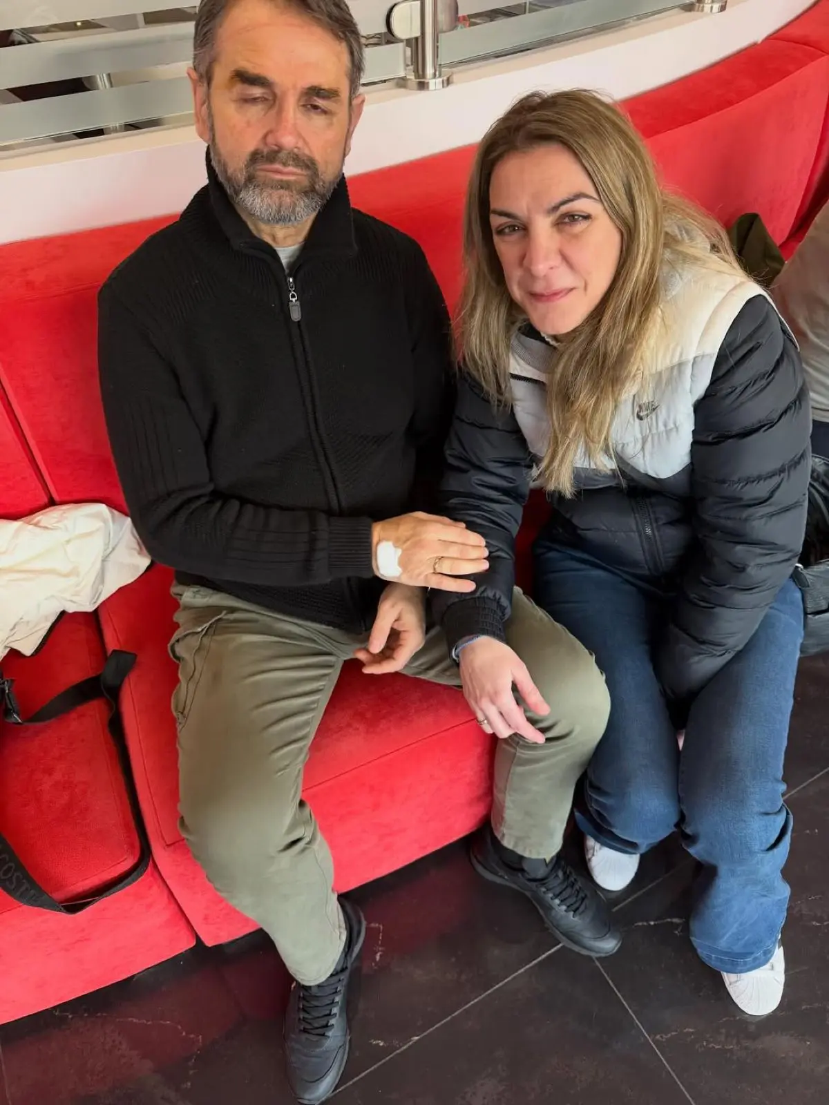 Ο Σταύρος Μπαλάσκας μετά την επέμβαση στα μάτια με τη σύντροφό του Βάνα Αλεβιζοπούλου