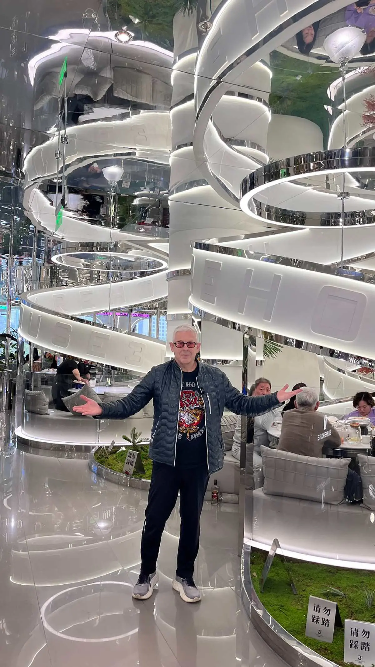 Ο Τάσος Δούσης στην Κίνα