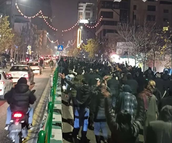 Ιράν: Φρέσκες διαδηλώσεις μετά την προσευχή της Παρασκευής – «Θα εντείνουμε τη στάση μας» προειδοποιεί ο Χαμενεΐ 3 Ιράν: Φρέσκες διαδηλώσεις μετά την προσευχή της Παρασκευής – «Θα εντείνουμε τη στάση μας» προειδοποιεί ο Χαμενεΐ