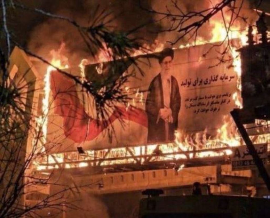 Ιράν: Δίαυλοι επικοινωνίας με ΗΠΑ, αλλά προετοιμασμένοι για σύγκρουση – «Τερματίστε τις απάτες» προειδοποιεί ο Χαμενεΐ τις ΗΠΑ