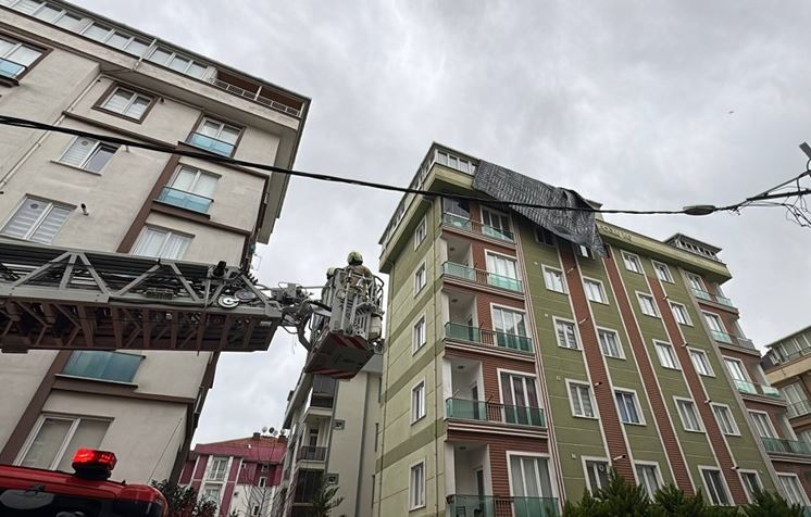 Κωνσταντινούπολη: Εκτεταμένες καταστροφές από ισχυρούς ανέμους – Κατέρρευσαν μιναρέδες και η θάλασσα κατέκλυσε σήραγγες