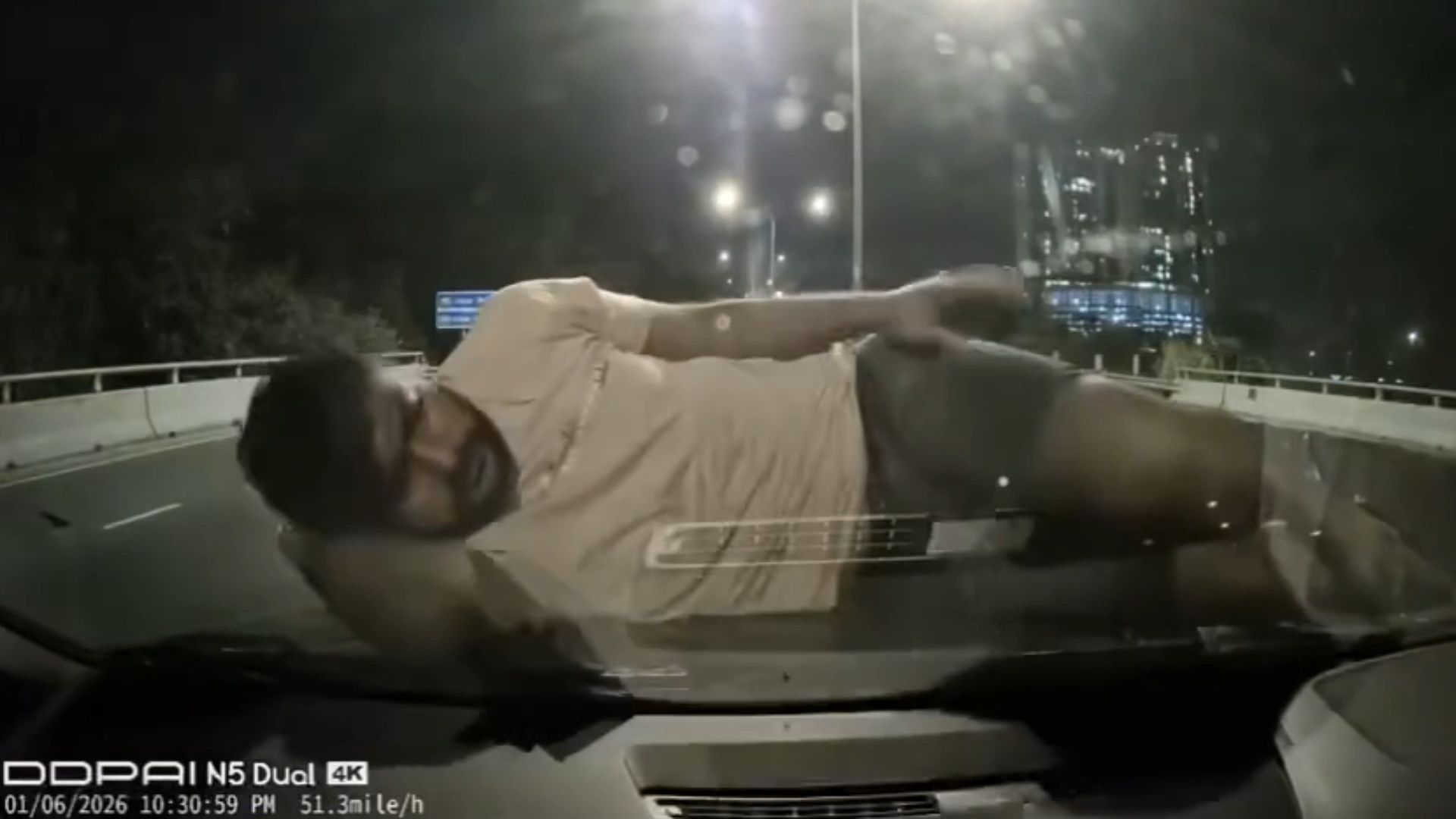 Αδιανόητο! Οδηγός μηχανής μετά από σφροδρή σύγκρουση με Ι.Χ. «ξεκουράζεται» στο καπό του αυτοκινήτου