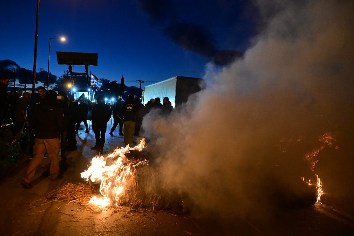 Αναταραχή στο μπλόκο των αγροτών στη Θήβα – Πυρκαγιά σε δέματα άχυρου