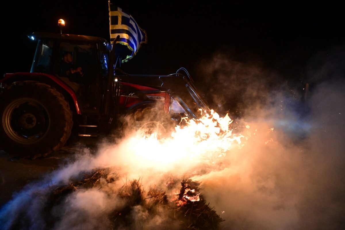 Ξανά σε λειτουργία η παλιά εθνική οδός Θήβας – Λιβαδειάς: Τα τρακτέρ απομακρύνονται