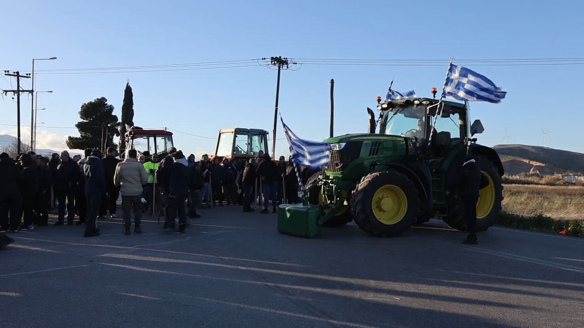 Αγρότες απέκλεισαν με τρακτέρ την παλαιά εθνική οδό Θήβας Λιβαδειάς στην Διασταύρωση Καναβαριου