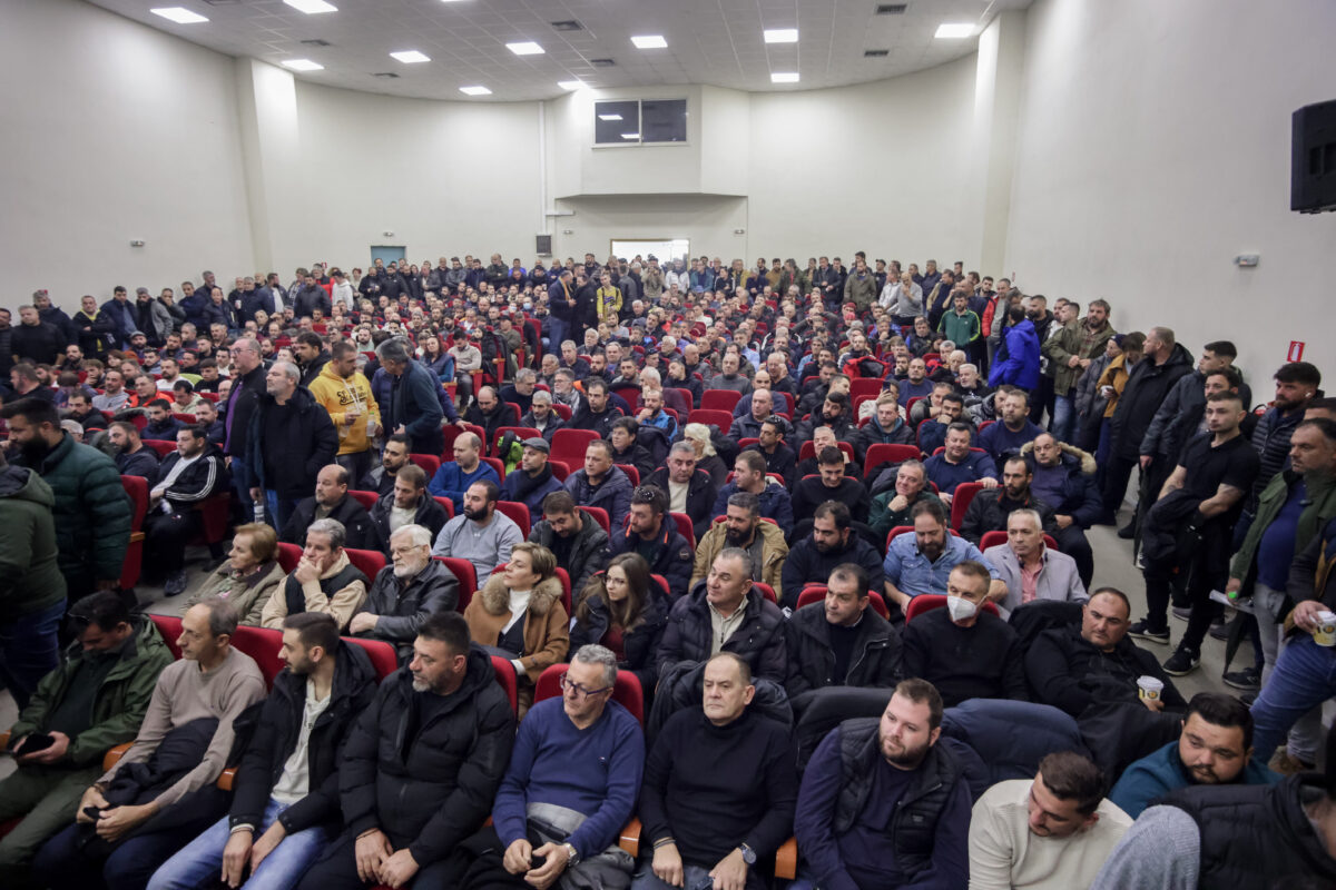 Αγρότες σχεδιάζουν τις επόμενες κινήσεις και επιλέγουν εκπροσώπους για συνάντηση με τον Μητσοτάκη