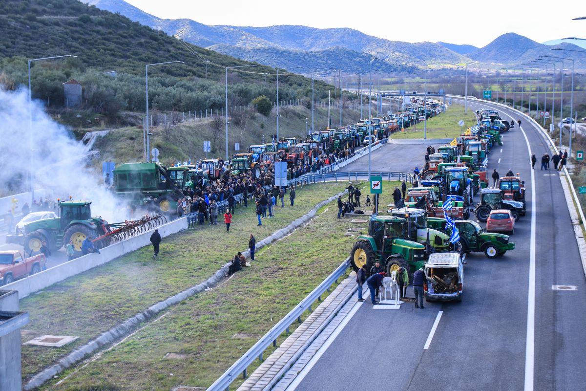 Αγρότες: Οι «σκληροί» των μπλόκων ξανακλείνουν τους δρόμους την ώρα της συνάντησης στο Μαξίμου – Οι όροι τους για νέο ραντεβού