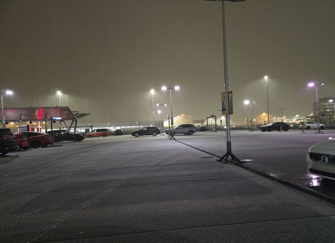 Ολλανδία: Μαζικές ακυρώσεις πτήσεων στο αεροδρόμιο Άμστερνταμ λόγω χιονιού και παγετού 2 Ολλανδία: Μαζικές ακυρώσεις πτήσεων στο αεροδρόμιο Άμστερνταμ λόγω χιονιού και παγετού