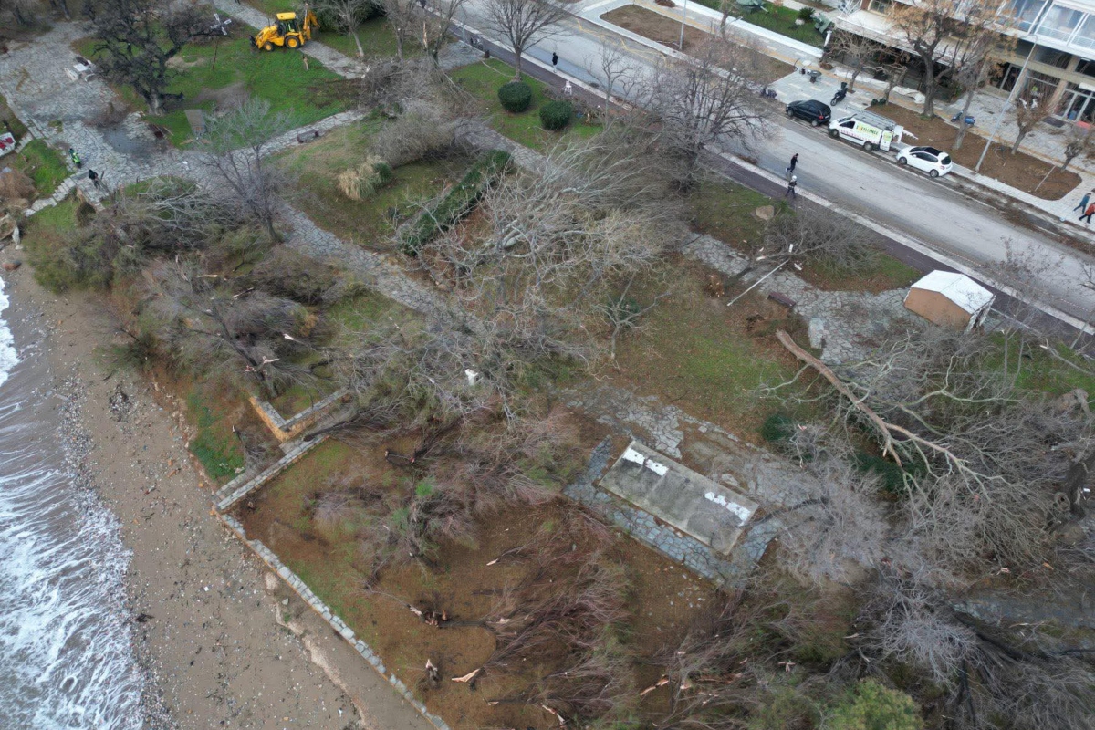 Σφοδρός ανεμοστρόβιλος έπληξε την Αλεξανδρούπολη: Καταστροφικές ριπές ανέμου έως 12 μποφόρ