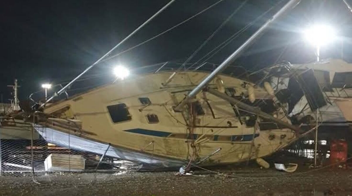 Καιρός – Αλεξανδρούπολη: Ανεμοστρόβιλος εκτόπισε βάρκες στη στεριά και ριπές ανέμου 140 χλμ/ώρα προκάλεσαν σκηνές καταστροφής