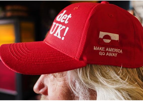 Δανία: «Make America Go Away» – Εξαντλήθηκε το κόκκινο καπέλο που σατιρίζει το σλόγκαν του Τραμπ