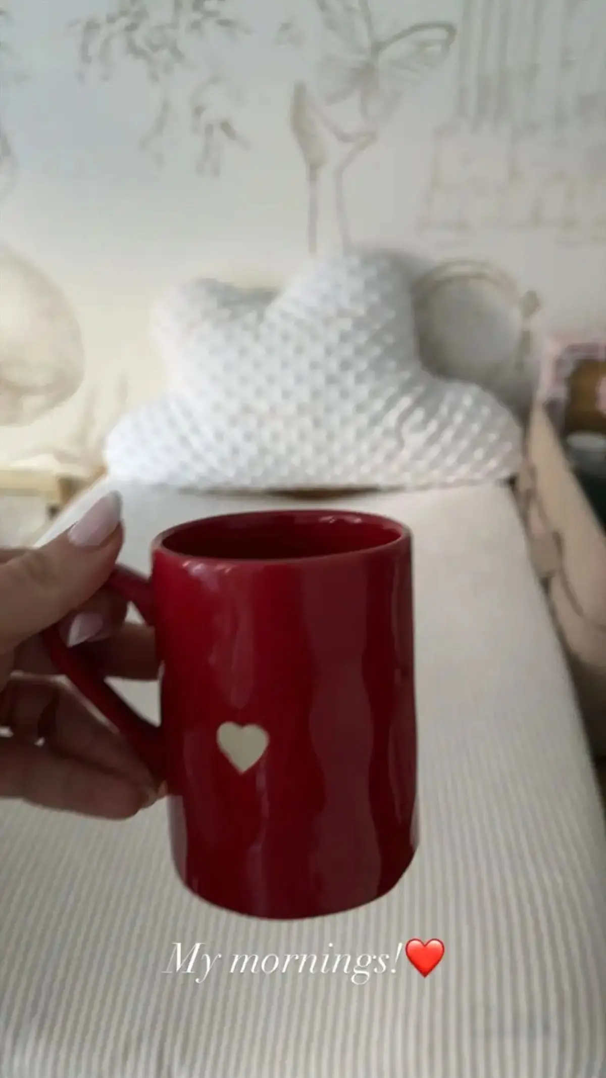 Ελένη Τσολάκη: Αντί να παρουσιάζει εκπομπή τώρα, απολαμβάνει καφέ – Η ανάρτηση με νόημα 2 μια κούπα καφέ