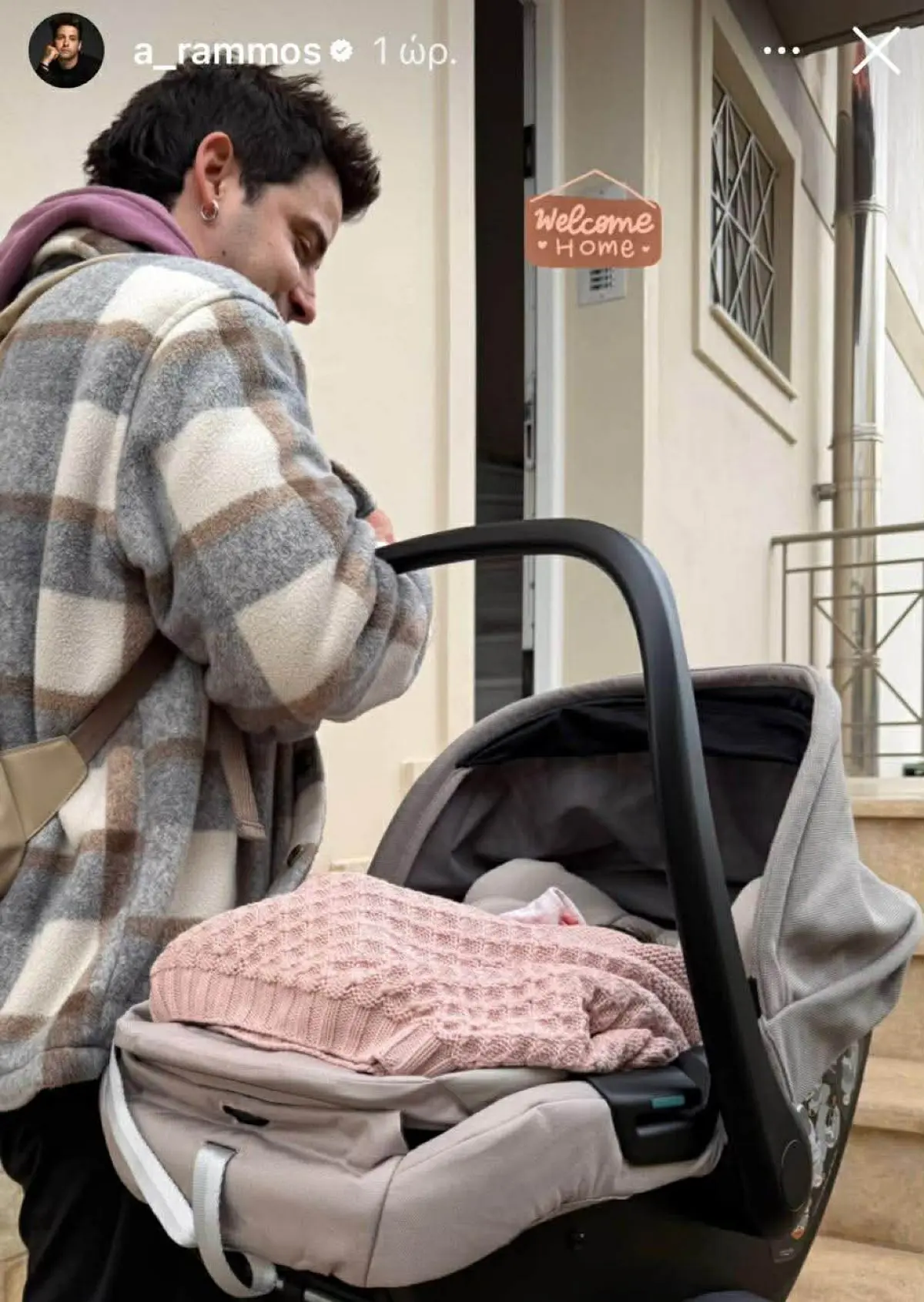 Ράμμος: Η σύντροφός του βγήκε από το μαιευτήριο – Η πρώτη εικόνα με την κόρη τους 3 Ο Αναστάσιος Ράμμος και η κόρη του