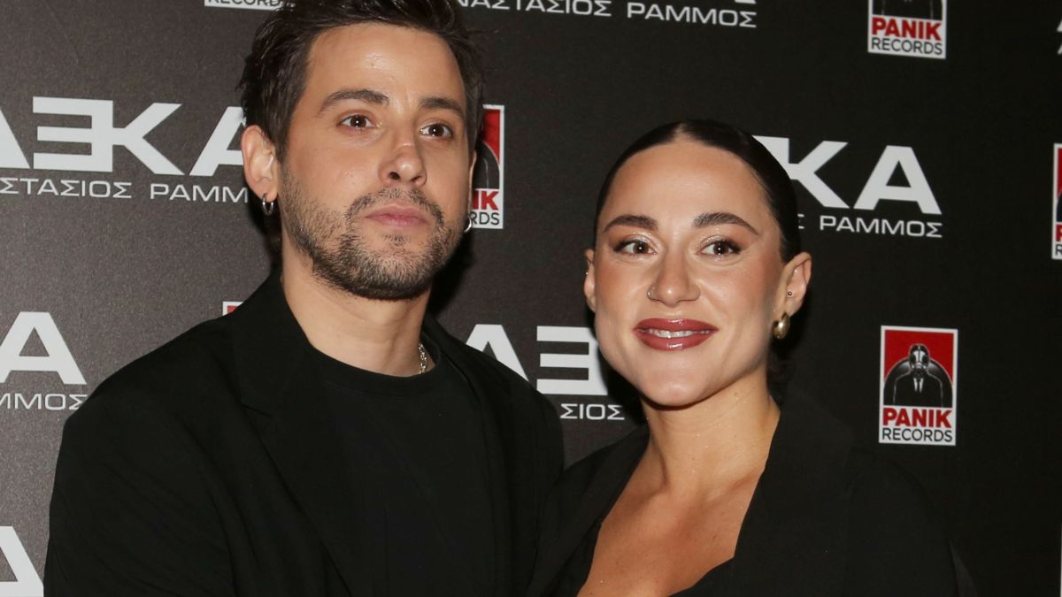 Ράμμος: Η σύντροφός του βγήκε από το μαιευτήριο – Η πρώτη εικόνα με την κόρη τους