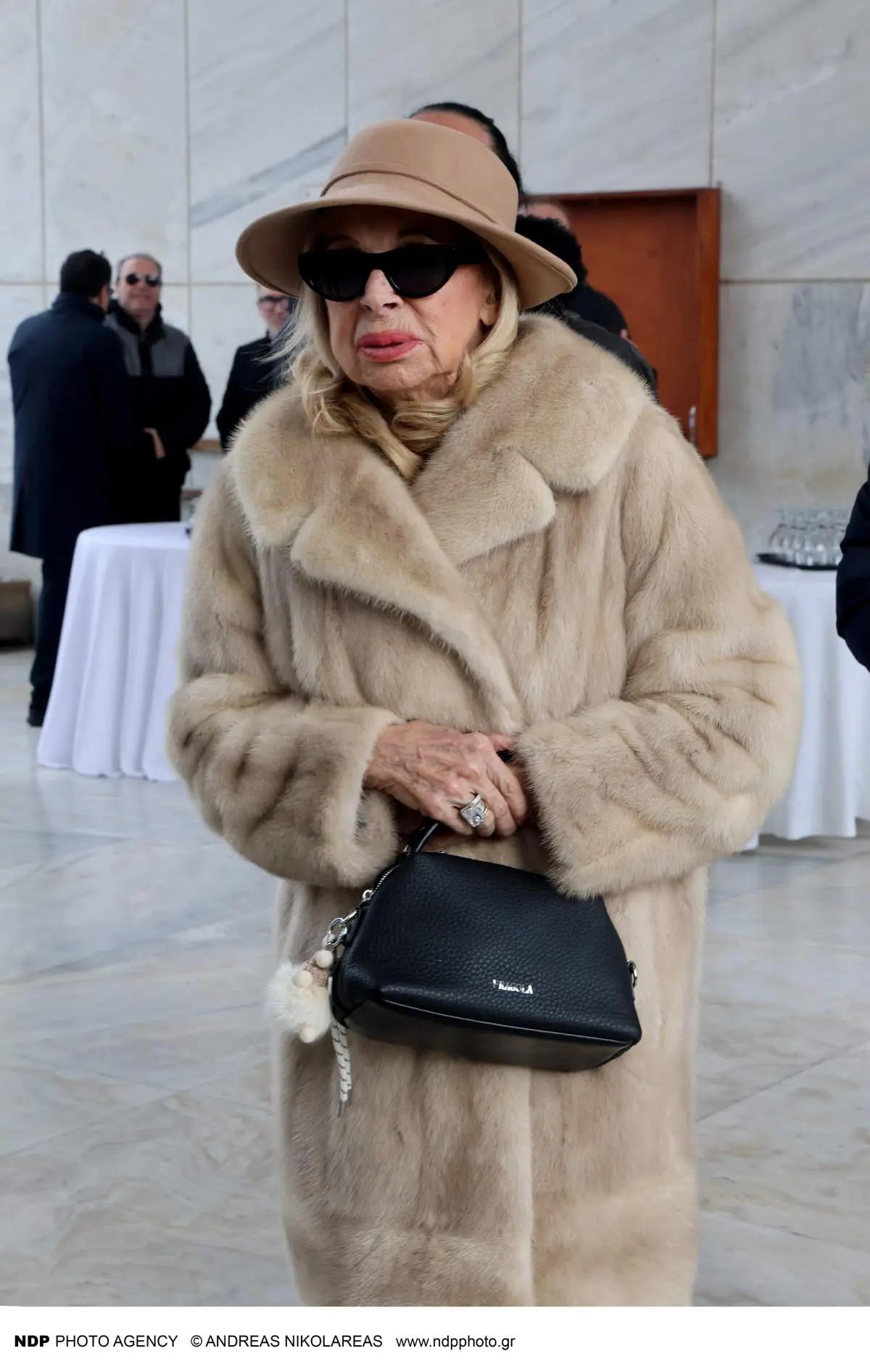 Η Άννα Φόνσου στη κηδεία της Μέλπως Ζαρόκωστα 