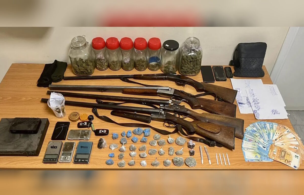 Άνω Λιόσια: Πέντε συλλήψεις για εμπόριο ναρκωτικών, μεταξύ τους μητέρα και οι γιοι της