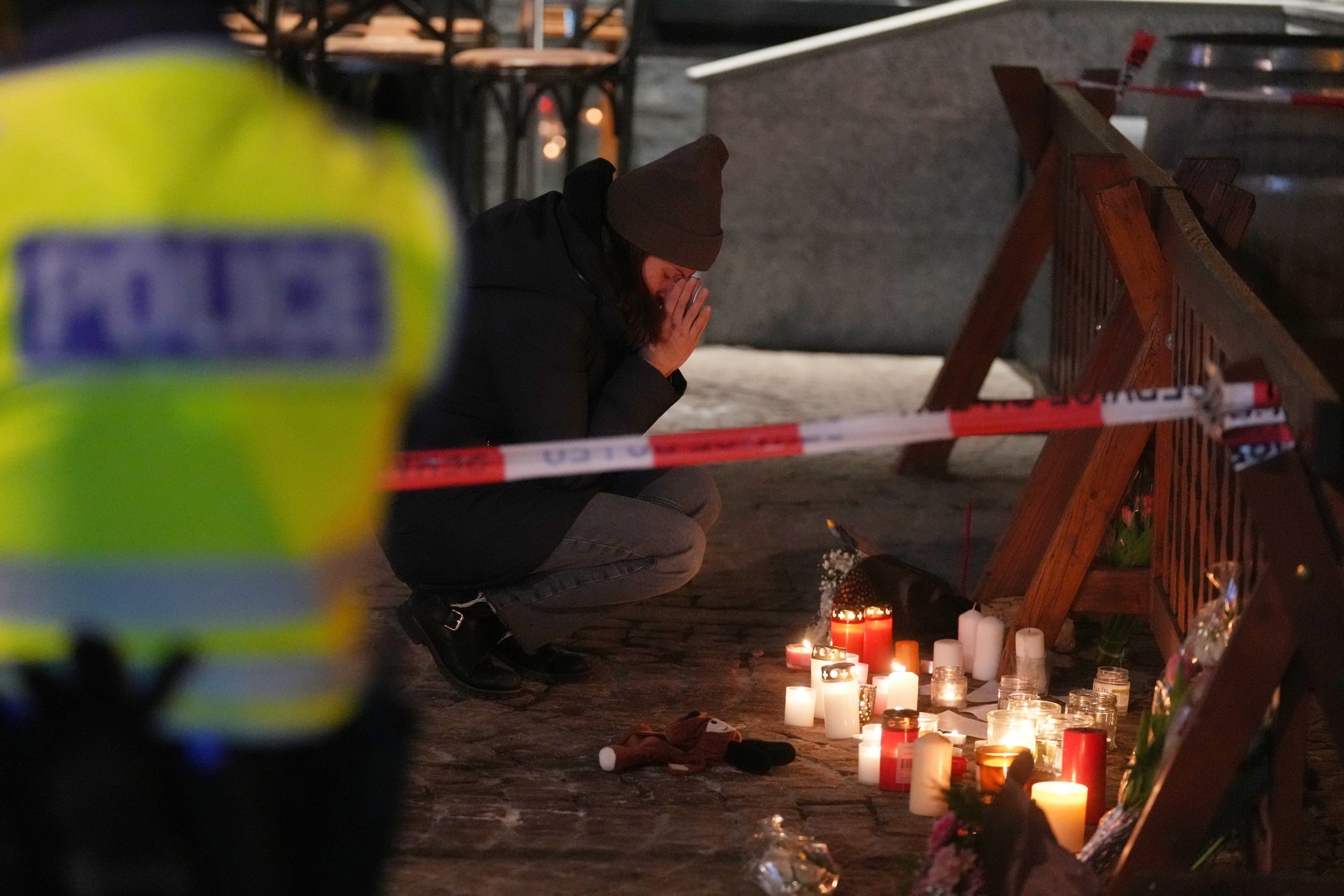 Ελβετία: Αγρυπνία στη μνήμη των θυμάτων της θανατηφόρας πυρκαγιάς στο Κραν Μοντανά – Δάκρυα, σιωπηλός θρήνος και νεκρική ηρεμία