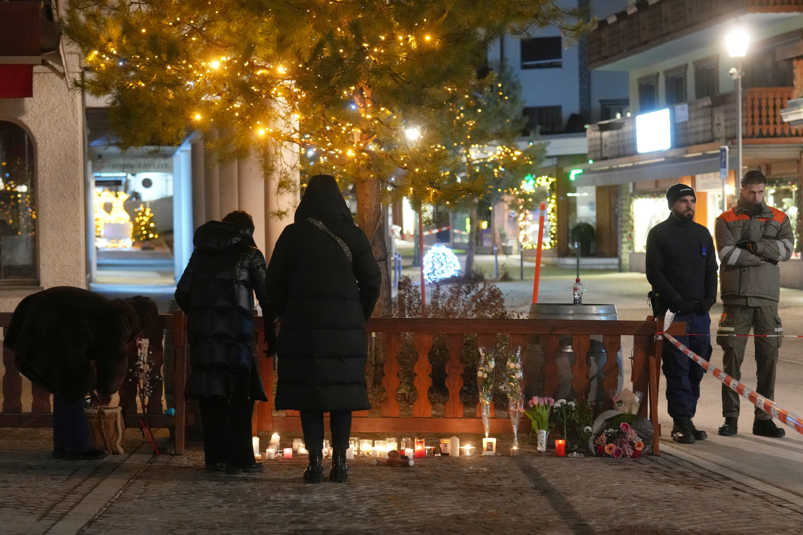 Ελβετία: Αγρυπνία στη μνήμη των θυμάτων της θανατηφόρας πυρκαγιάς στο Κραν Μοντανά – Δάκρυα, σιωπηλός θρήνος και νεκρική ηρεμία