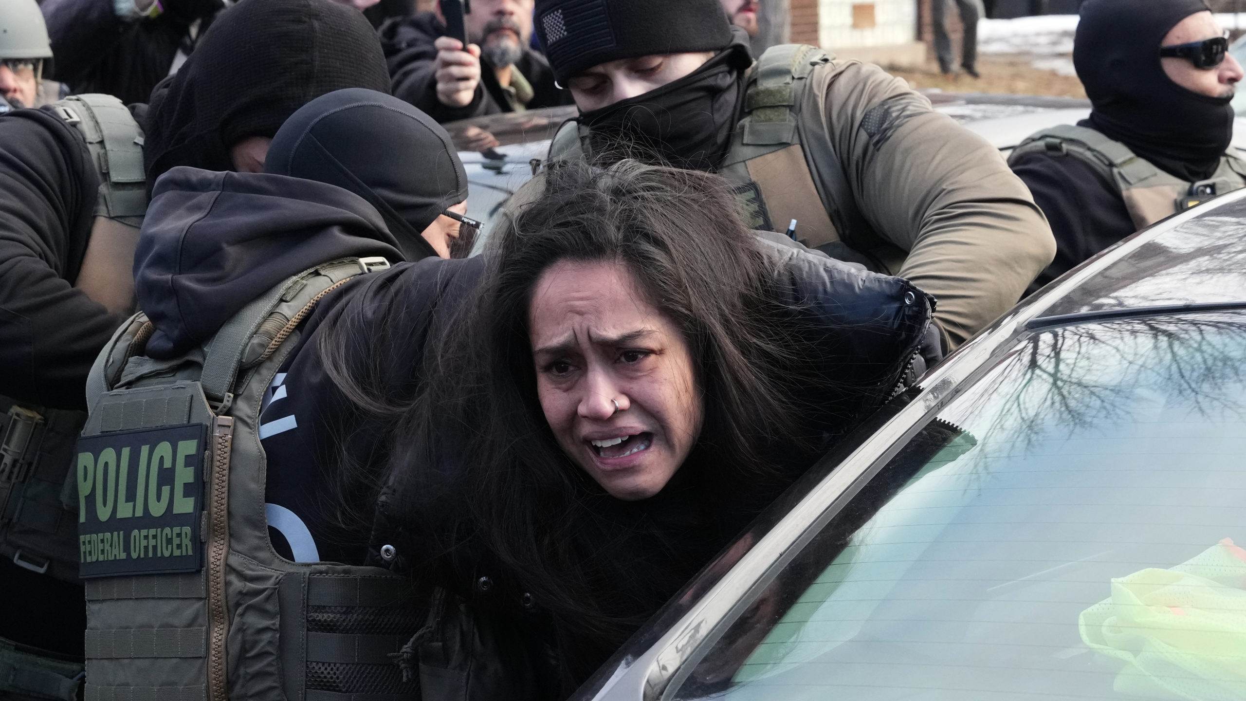 Μινεάπολη: Ομοσπονδιακοί πράκτορες απομακρύνουν βίαια γυναίκα από το όχημά της – Δείτε το βίντεο