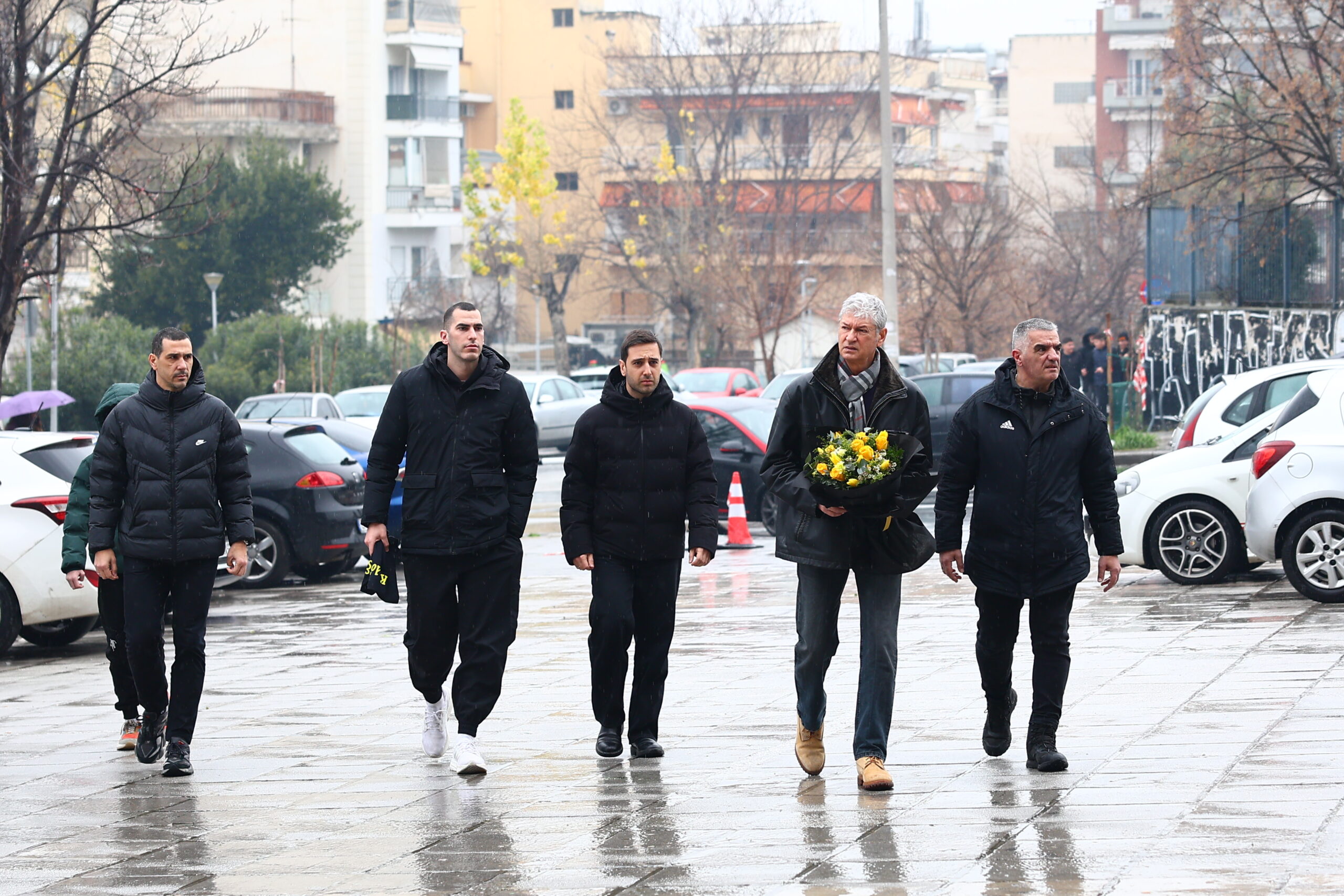 Συγκίνηση στους φίλους του ΠΑΟΚ: Οπαδοί του Άρη Betsson κατέθεσαν λουλούδια στη μνήμη των θυμάτων του τροχαίου δυστυχήματος 4 Αντιπροσωπεία του Άρη Betsson