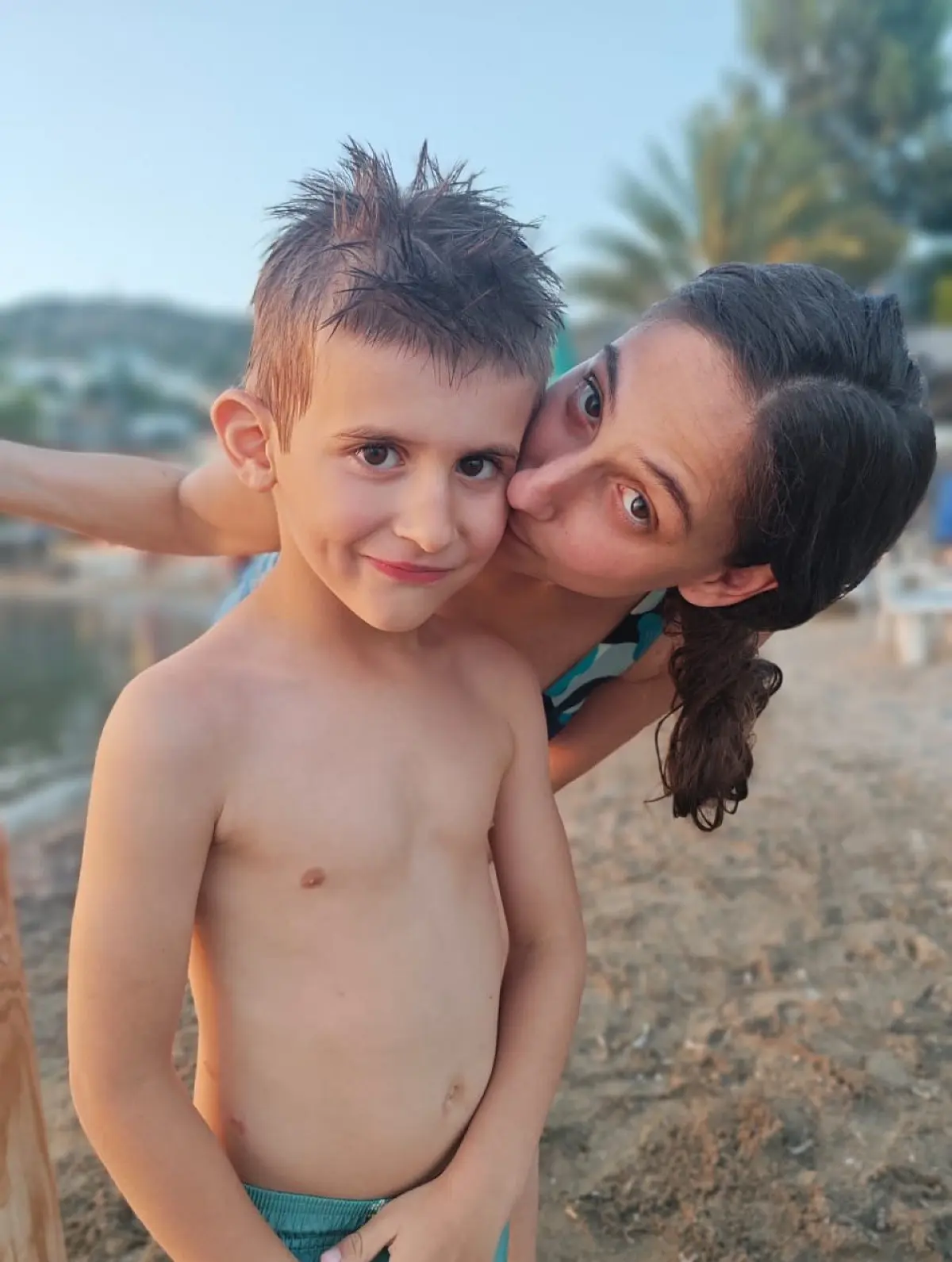 Η Φωτεινή Αθερίδου με τον γιο της στην παραλία, τον φιλάει στο μάγουλο