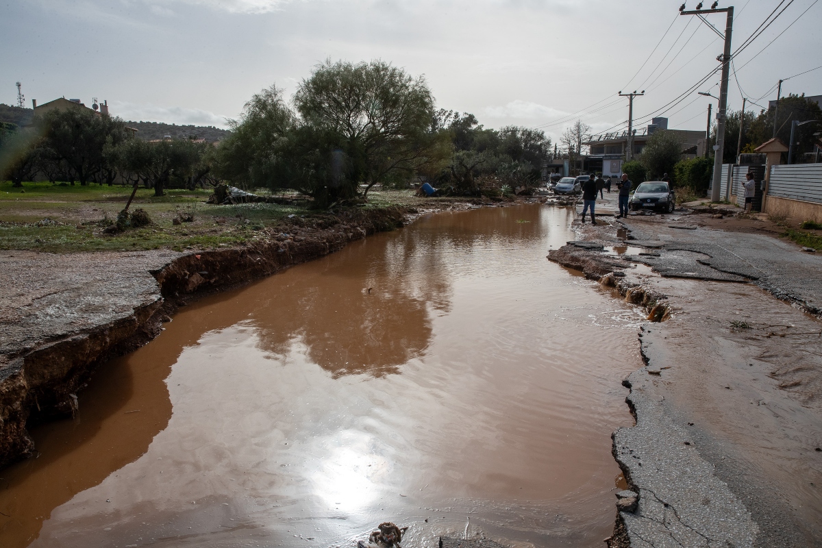 Κακοκαιρία: Πώς η καταιγίδα «βύθισε» τα νότια προάστια – Το τρίπτυχο της θανατηφόρας πλημμύρας