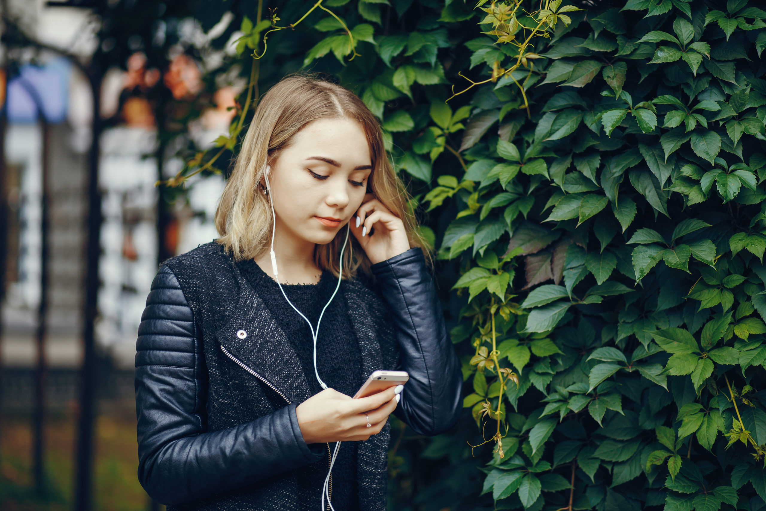 Ακουστικά: Οι ενδεχόμενοι κίνδυνοι για την υγεία από τη μακροχρόνια χρήση τους, σύμφωνα με έρευνα