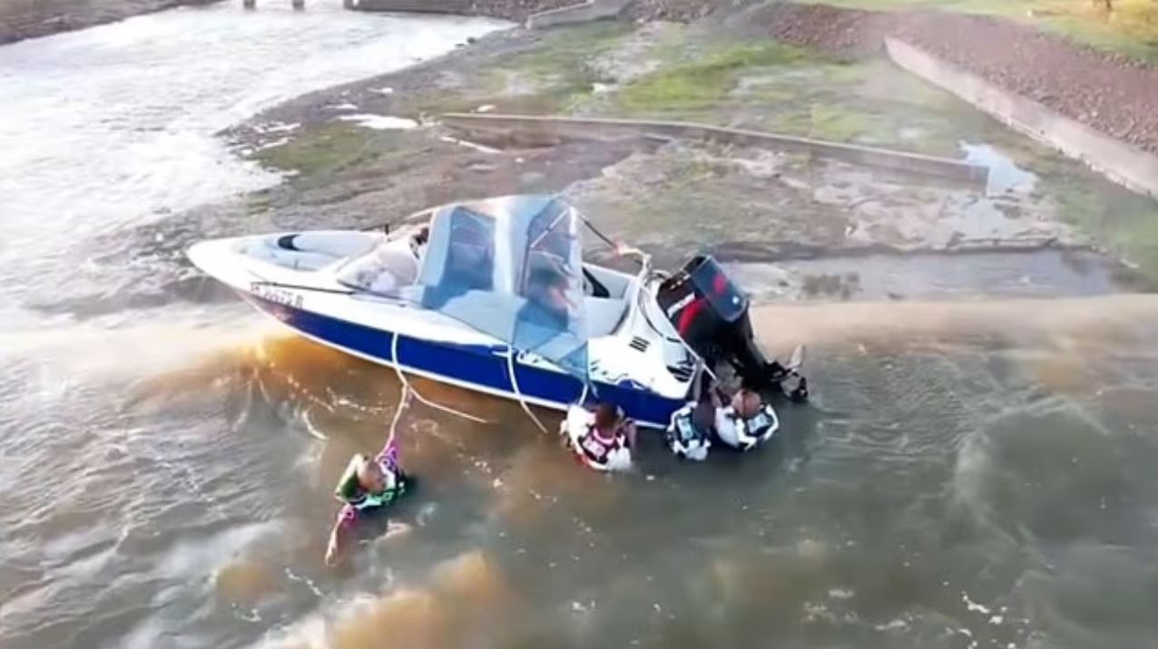 Συγκλονιστικό βίντεο: 4 άνδρες παγιδευμένοι σε σκάφος στην άκρη φράγματος – Καρέ καρέ η αγωνιώδης διάσωση