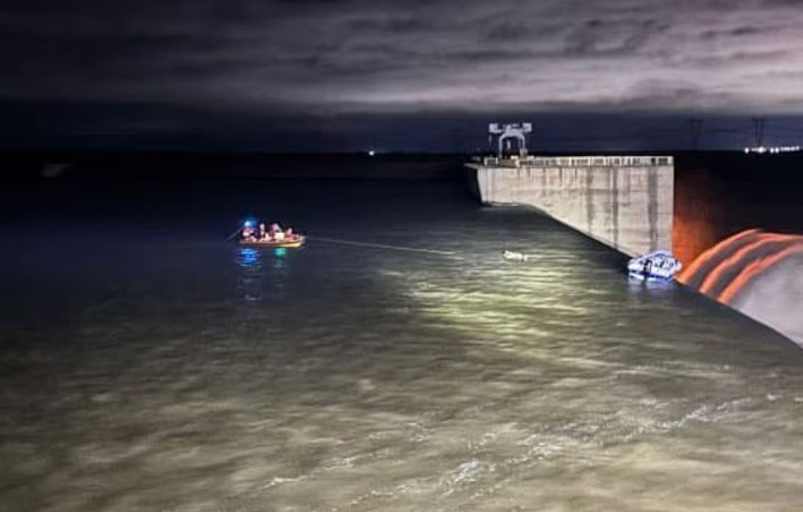 Συγκλονιστικό βίντεο: 4 άνδρες παγιδευμένοι σε σκάφος στην άκρη φράγματος – Καρέ καρέ η αγωνιώδης διάσωση