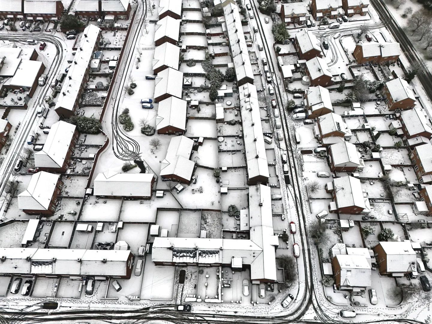 Η Βρετανία ντύνεται στα «λευκά»: Ισχυρή χιονόπτωση κλείνει σχολεία, μπλοκάρει δρόμους και ακυρώνει πτήσεις – Εντυπωσιακές εικόνες