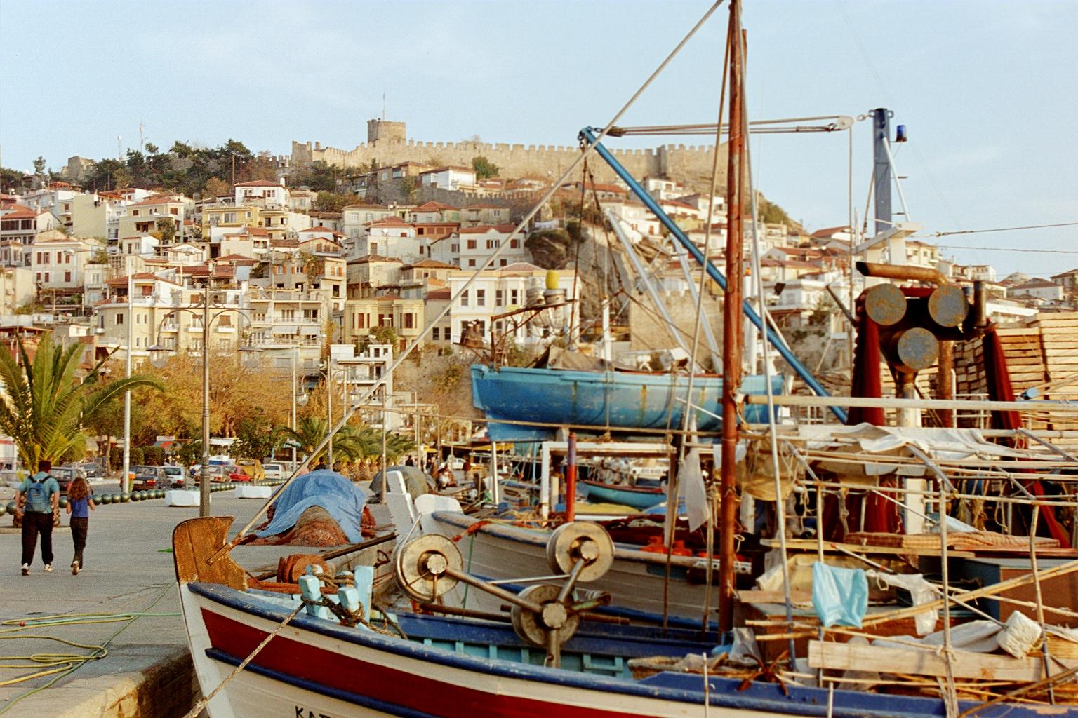 Αναλλοίωτες αναμνήσεις: Η ιστορία των ψαράδων της Καβάλας, τα καΐκια από το Τσεσμέ και η ατραξιόν (φωτό) 13 Αναλλοίωτες αναμνήσεις: Η ιστορία των ψαράδων της Καβάλας, τα καΐκια από το Τσεσμέ και η ατραξιόν (φωτό)