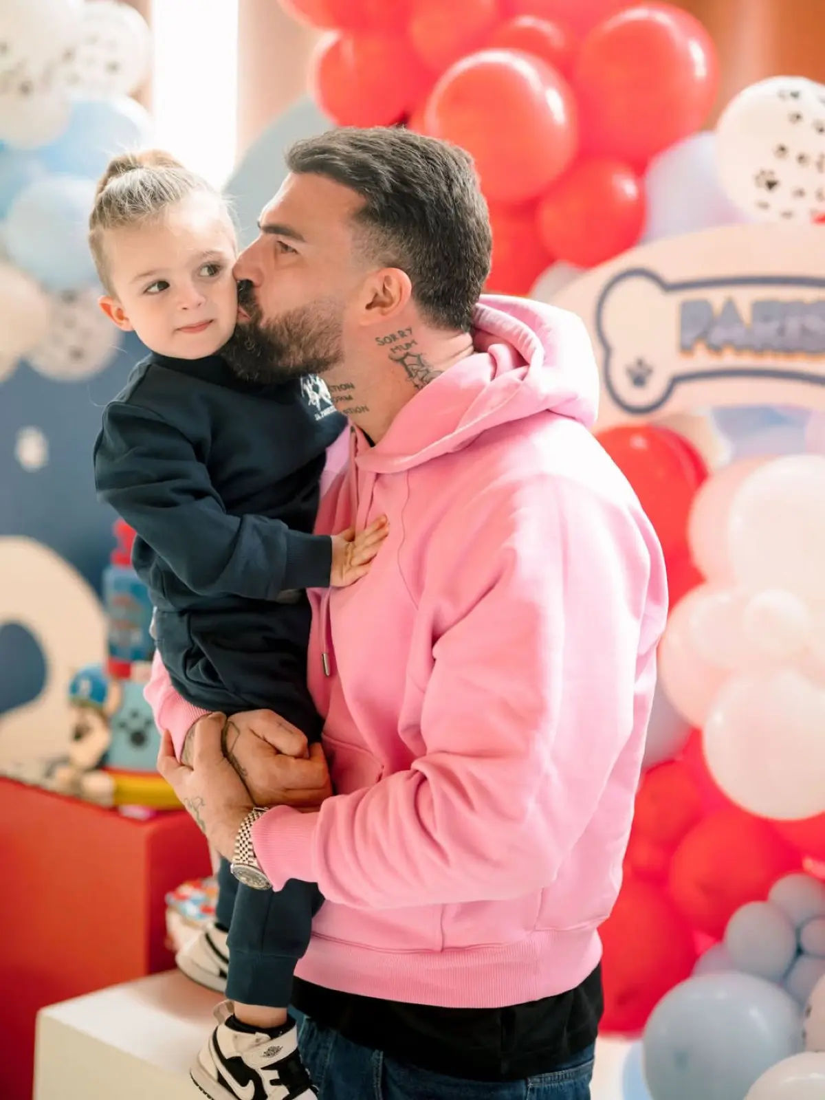 Ο Δημήτρης Αλεξάνδρου με τον μικρό Πάρη