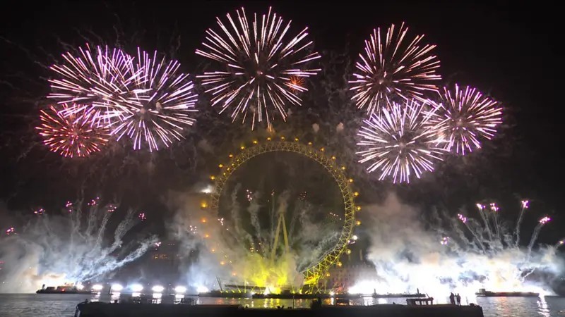 Ο πλανήτης καλωσόρισε το 2026 με εντυπωσιακά σόου και πυροτεχνήματα – Δείτε εικόνες και βίντεο