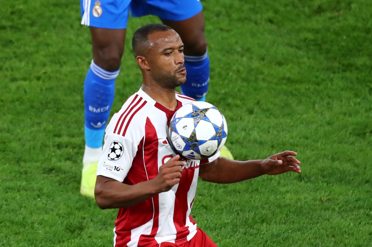 Ο Αγιούμπ Ελ Κααμπί ξανά στην Ελλάδα με τον ατζέντη του, έτοιμος για το Ολυμπιακός – Λεβερκούζεν