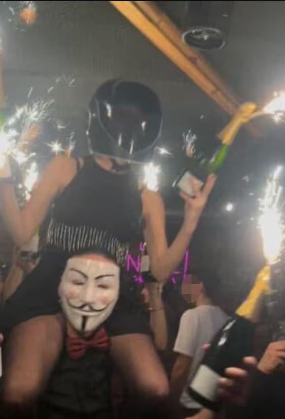 Ελβετία: Εικόνα υποτίθεται ότι απεικονίζει σερβιτόρα με πυροτεχνήματα πριν την πυρκαγιά στο μπαρ «Le Constellation»