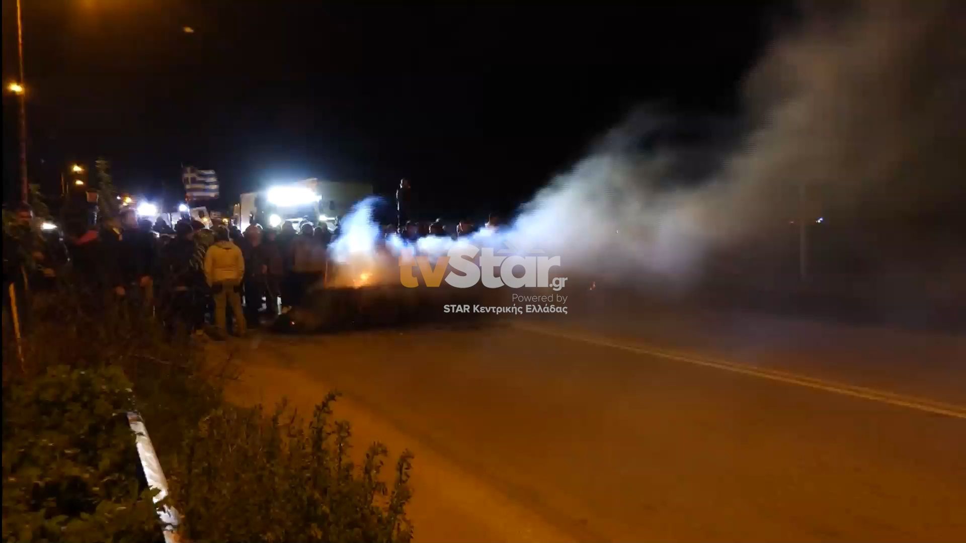 Ένταση στο μπλόκο της Θήβας – Άναψαν φωτιά σε άχυρα