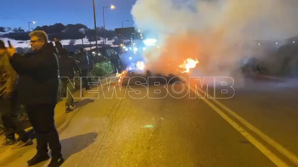 Ένταση στο μπλόκο της Θήβας – Έβαλαν φωτιά σε άχυρο – Η ΕΛ.ΑΣ. ζήτησε να ανοίξουν τον δρόμο