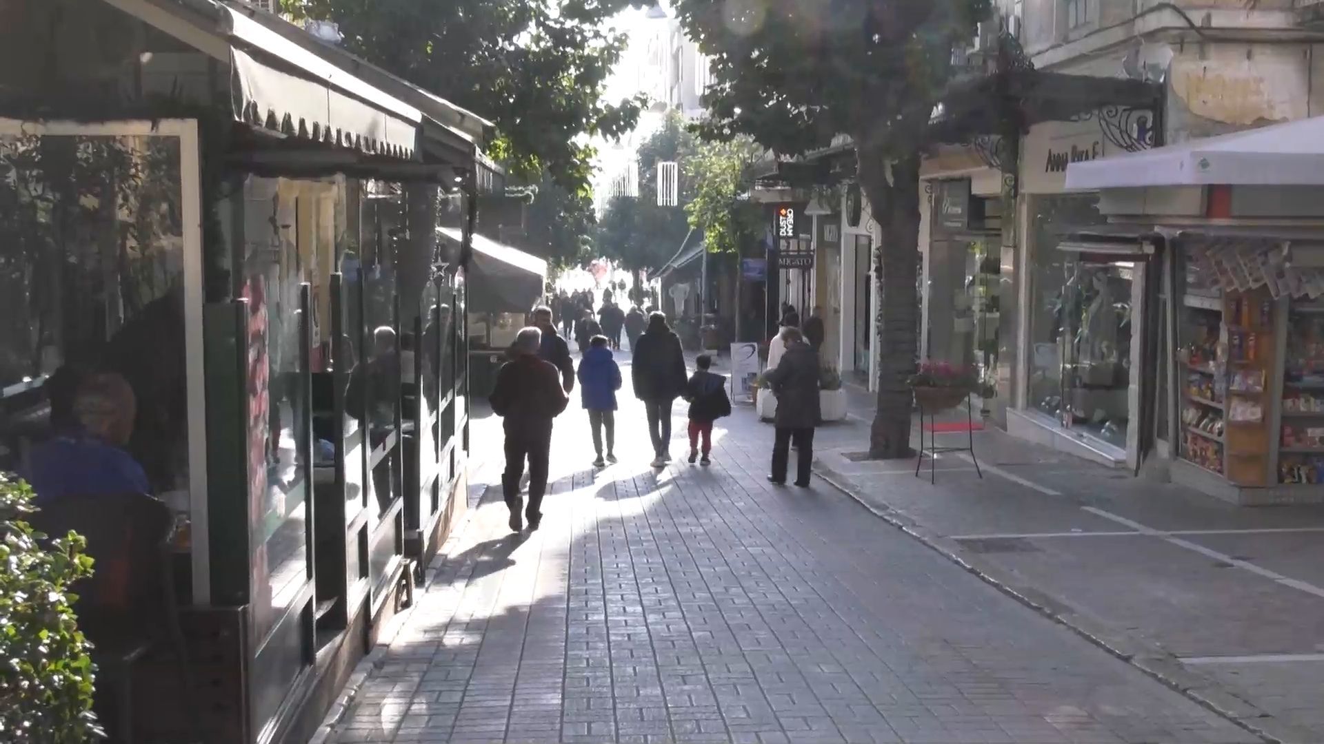 Εορτές με επισκεψιμότητα αλλά μειωμένους τζίρους στην αγορά της Λαμίας