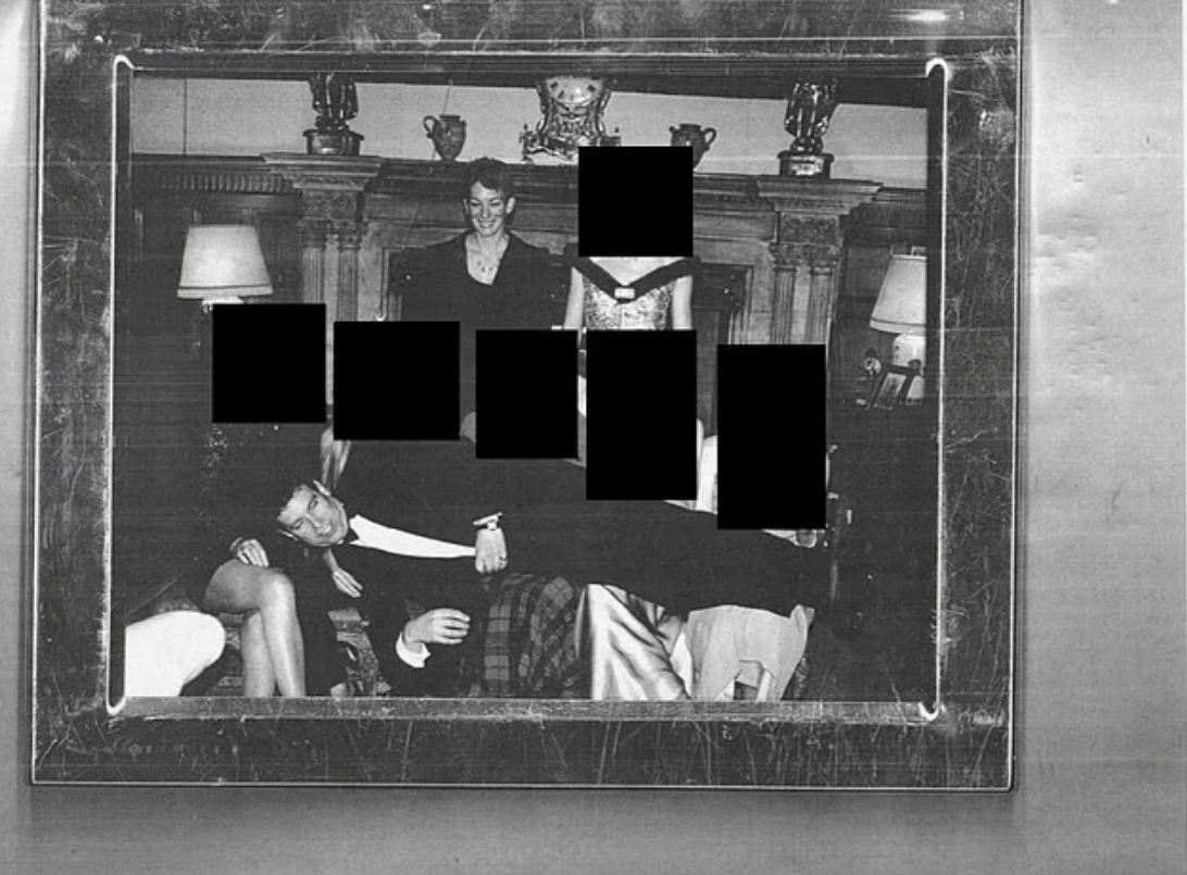 Αρχεία Επστάιν: Νέες σοκαριστικές εικόνες αποκαλύπτουν τον πρίγκιπα Άντριου να γέρνει πάνω από γυναίκα ξαπλωμένη στο πάτωμα