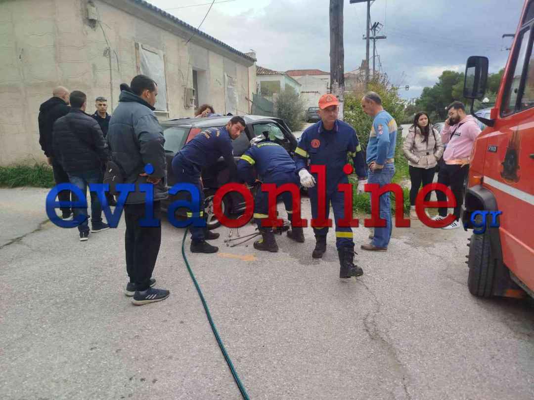 Σφοδρή σύγκρουση δύο αυτοκινήτων στο Αλιβέρι