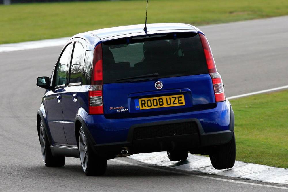 Ποια χαρακτηριστικά καθιστούν το Fiat Panda 100HP ξεχωριστό;