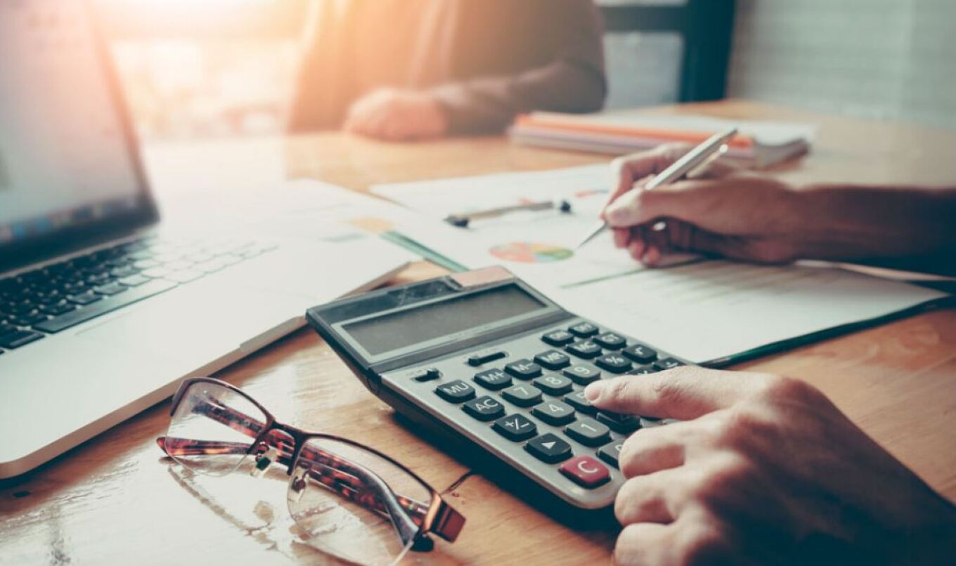 Επιχείρηση «Τα καμάκια» από την ΑΑΔΕ: Φοροδιαφυγή άνω των 300.000 ευρώ από διάσημο dating coach