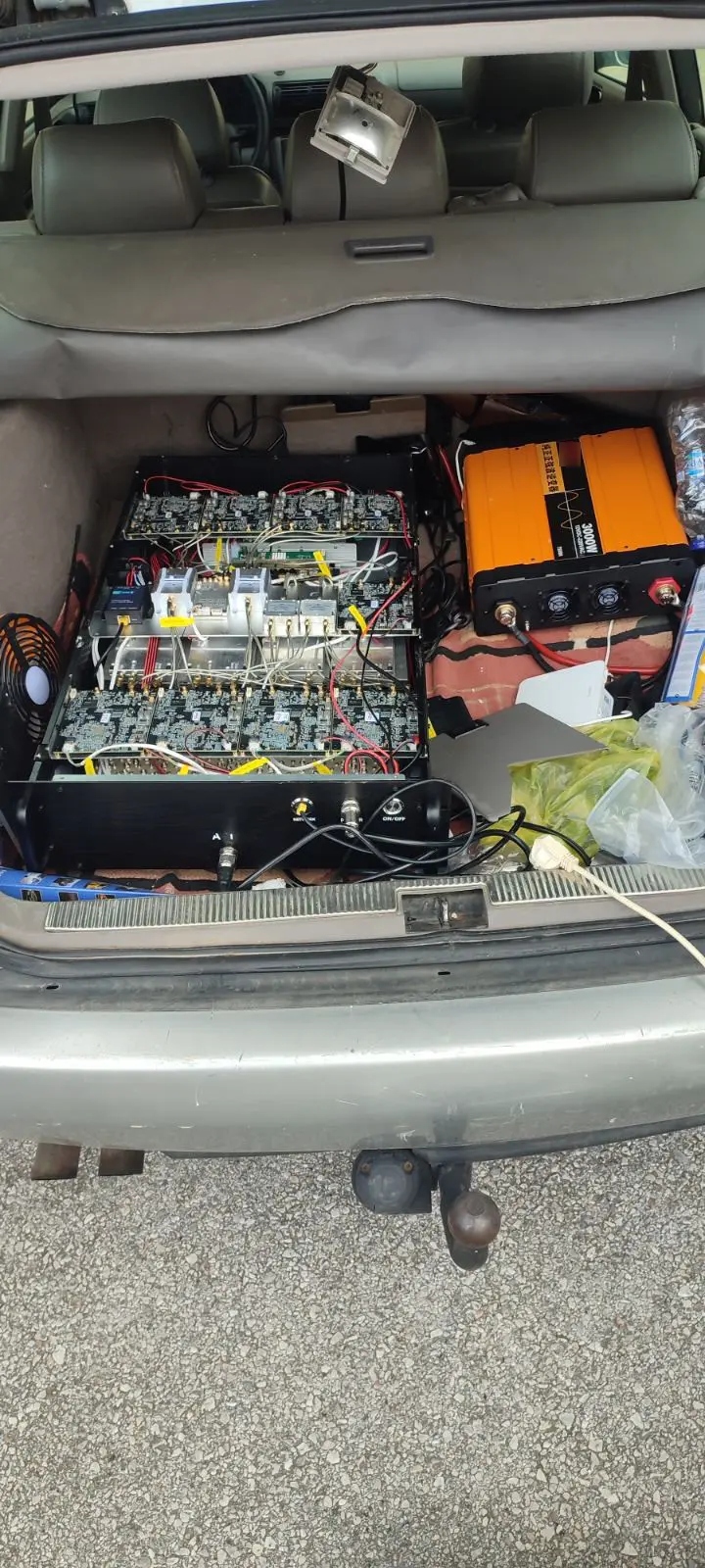 Ο εξοπλισμός που βρέθηκε στο αυτοκίνητο 