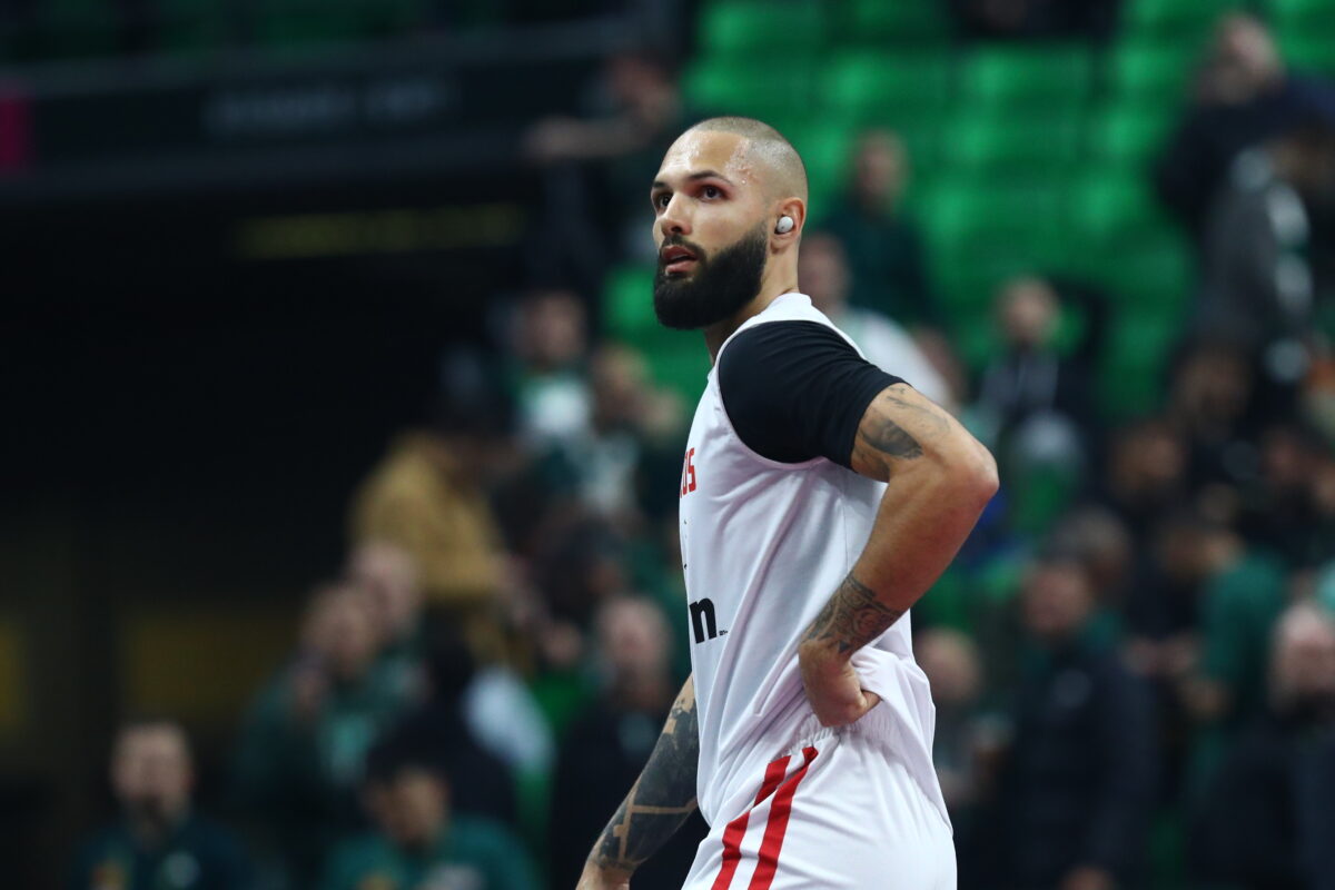 Παναθηναϊκός – Ολυμπιακός: Αποδοκιμασίες στον Φουρνιέ και πειράγματα στον Βεζένκοφ από τους φίλους του «τριφυλλιού»