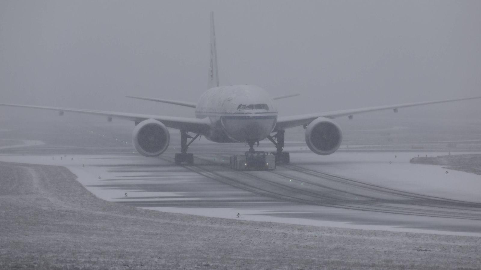 Γερμανία: Αναστάτωση με τις ακυρώσεις πτήσεων στο αεροδρόμιο της Φρανκφούρτης εξαιτίας χιονιού και πάγου