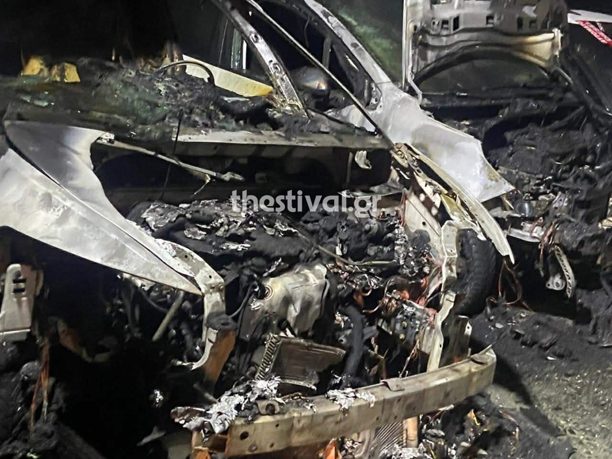 Θεσσαλονίκη: Σφοδρή πυρκαγιά σε μάντρα μεταχειρισμένων αυτοκινήτων – Καταστράφηκαν 2 οχήματα 2 Αυτοκίνητα