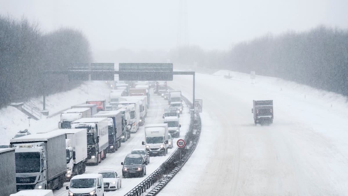 Γερμανία: Η κακοκαιρία «Elli» πλήττει τις βόρειες περιοχές – Κλειστά σχολεία, ακυρώσεις τρένων και κυκλοφοριακό χάος