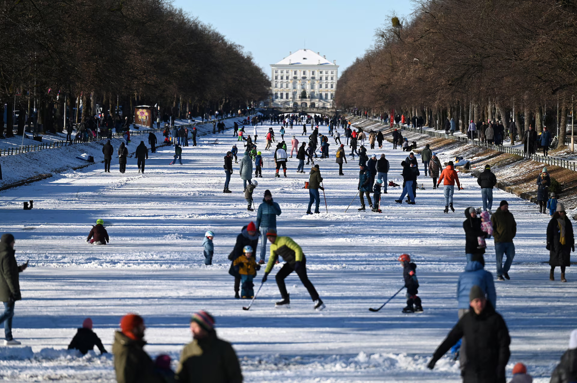 Θανάσιμο κύμα ψύχους στην Ευρώπη: 6 θύματα και χάος σε δρόμους και αεροδρόμια 12 Θανάσιμο κύμα ψύχους στην Ευρώπη: 6 θύματα και χάος σε δρόμους και αεροδρόμια